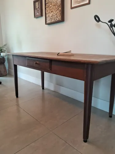 Mesa de madeira antiga e rara