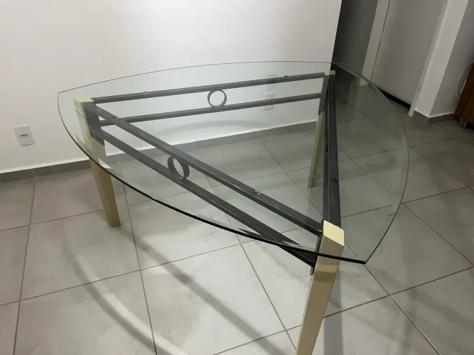 Vendo mesa de 6 lugares (tampo de vidro)