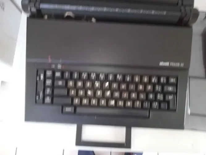 MÁQUINA DE ESCREVER ELÉTRICA - OLIVETTI PRAXIS 20