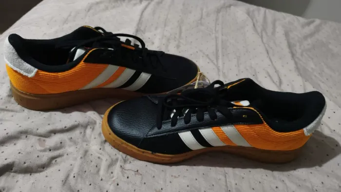 Tênis originais Adidas com 50% da nota nunca usado