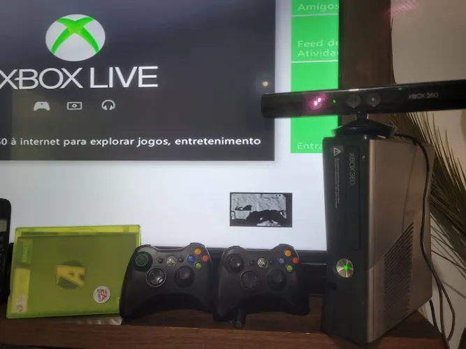 Xbox 360 Slim Completo com 2 controles e Kinect