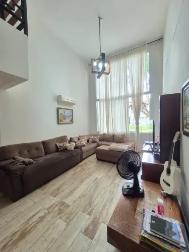 Casa de condomínio para venda tem 250 metros quadrados com 3 quartos
