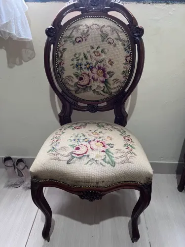 Cadeira chippandelle com bordado floral