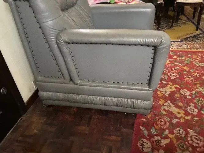 Conjunto sofá três lugares e duas poltronas R$300 cada