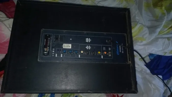 Caixa de som, semi nova