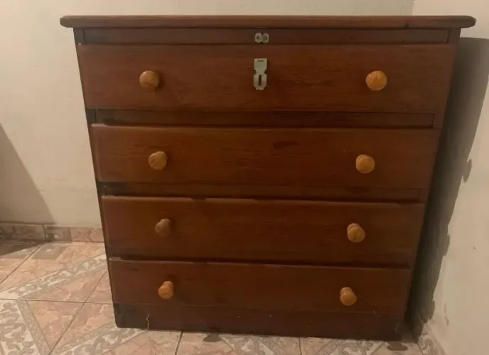 Cômoda de madeira  