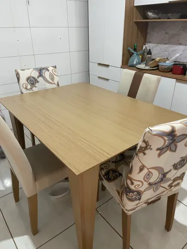 Mesa com 4 cadeiras acochoadas com capas