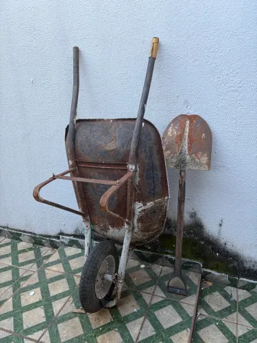 Carrinho de mão e pá