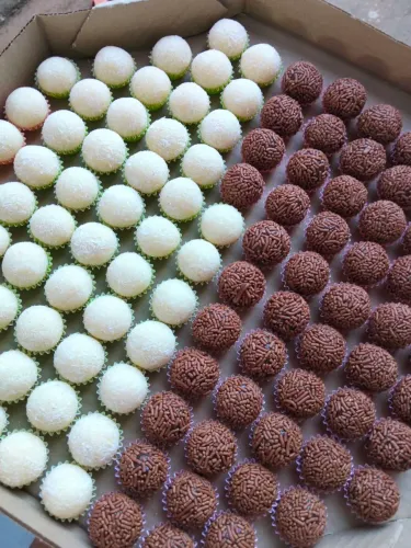 Brigadeiros tradicionais e personalizados.