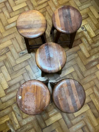 Jogo de 5 Banquetas Baixas em Madeira Maciça