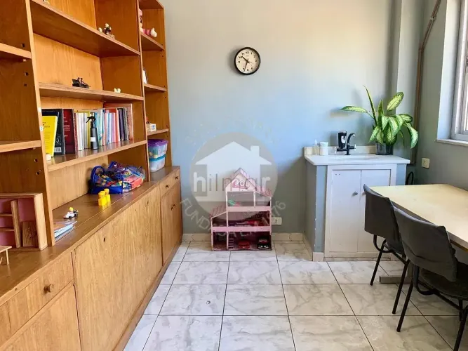 Excelente sala comercial à venda, dividida em dois cômodos e um banheiro, com vaga na gara