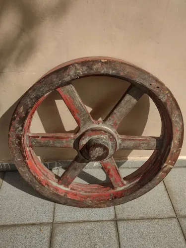 Roda antiga utilizada como molde de fundição em madeira maciça 