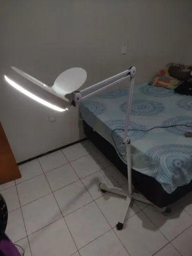 Lupa luminária para estética, com roldanas