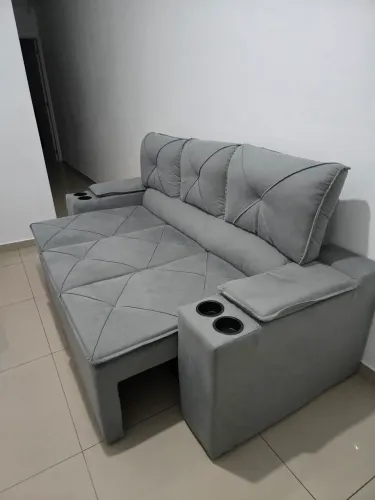 Sofá retrátil 3 lugares com porta copos