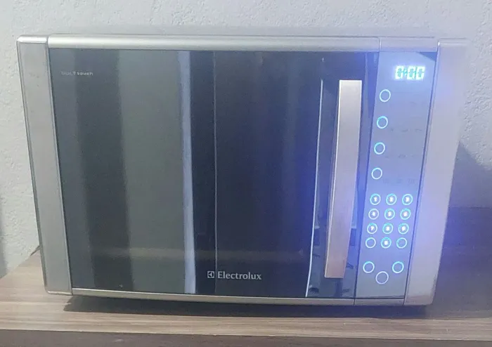 micro-ondas Electrolux touch Blue com Grill 31 litros