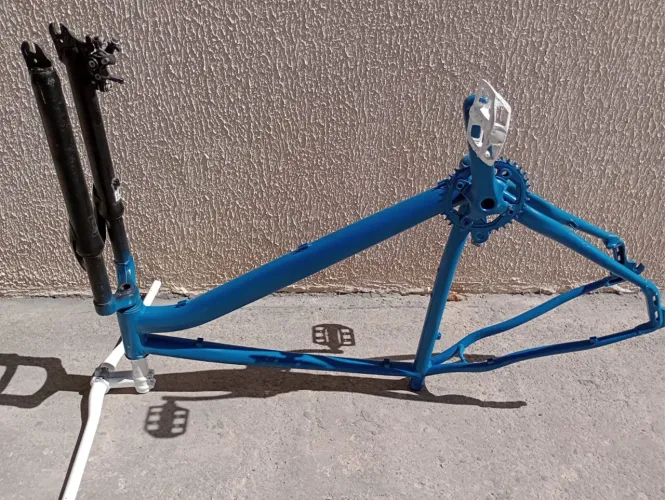 Vendo quadro com amortecedor e pneus aro 29