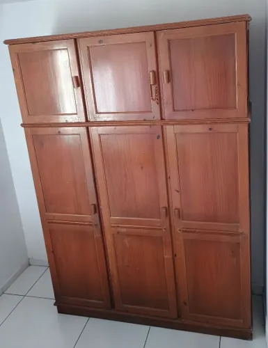 Guarda roupa em madeira maciça