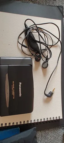 toca-fitas portátil (Walkman) de alta gama da Panasonic, modelo RQ-S70.Japão 1993 funciona