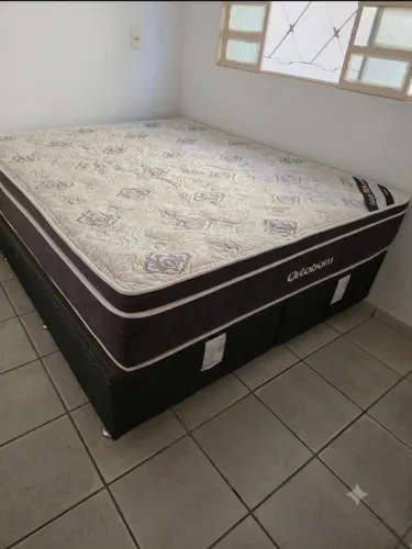 Cama casal Queen usada