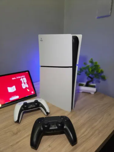 PlayStation 5 Slim Digital 1TB + 2 Controles + 2 Jogos Mídia Digital (Impecável)