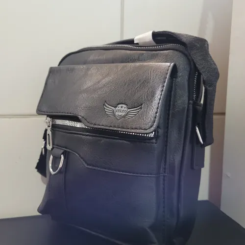 Mochila pequena masculina preta transversal tiracolo