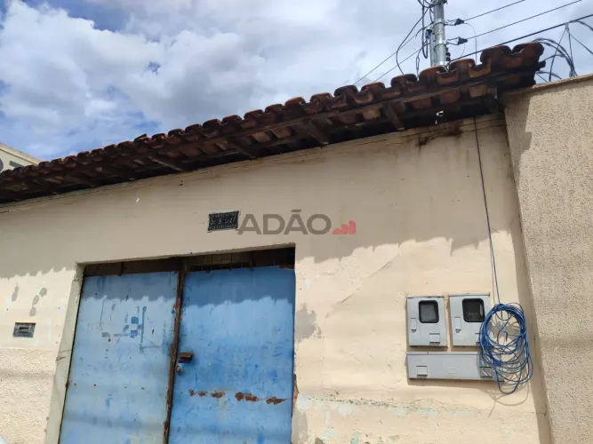 Imóvel ideal para construir kitnet-Hotel Casa de Rua com 3 Quarto(s) e 3 banheiro(s) à Ven