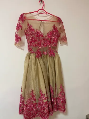 Vestido de festa com aplicações