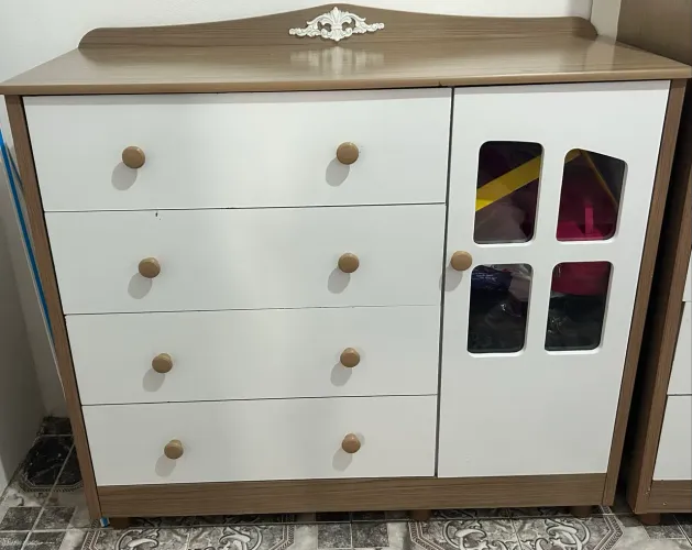 Cama e cômoda infantil