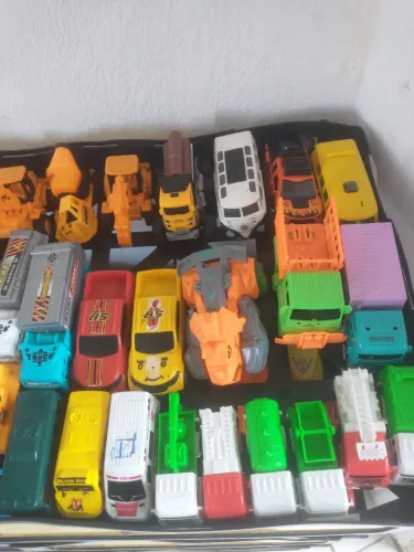 Estou vendendo vários brinquedos de menino tenho grandes e pequenos.