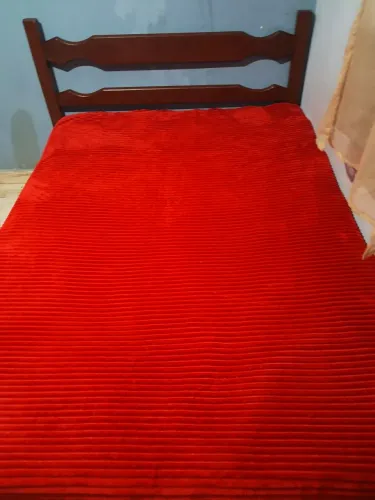 Cama de madeira casal