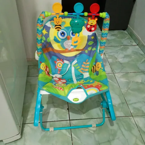 Cadeira de descanso e balanço com brinquedos musicais