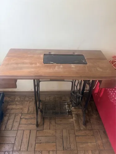 Mesa Antiga para Máquina de Costura com Pé de Ferro + Pedal e 2 Gavetas