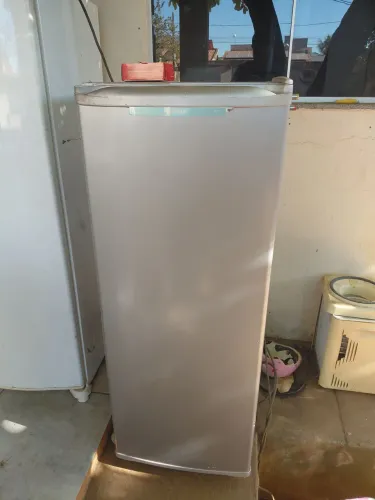 Vendo freezer vertical 166L 