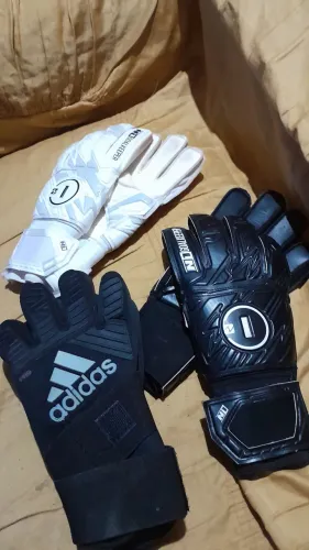 Vendo 3 luvas de goleiro 2 n1 e uma adidas tamanho 09 por 230