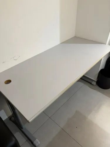 Mesa de Escritório Reforçada com Passa-Cabos - Ideal para Home Office ou Empresa