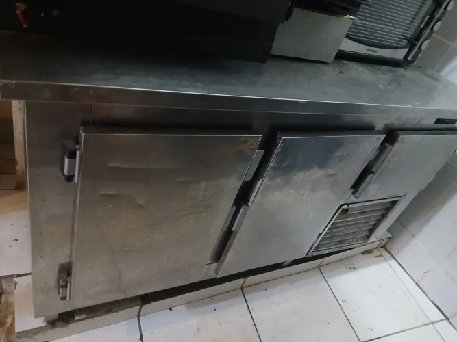 Balcão com refrigeração e geladeira/ Gelopar