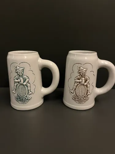 Belo par de canecos em alto relevo ceramarte anos 60