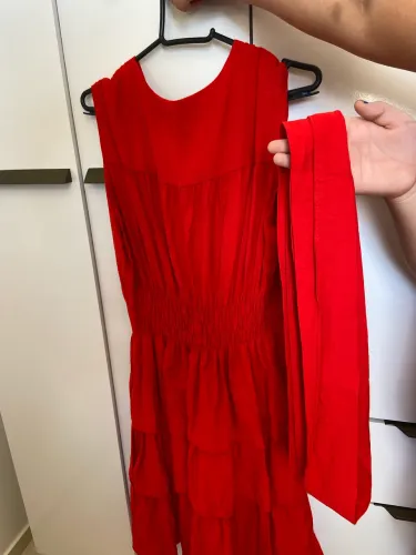 VESTIDO VERMELHO COM FAIXA PARA AMARRAÇÃO