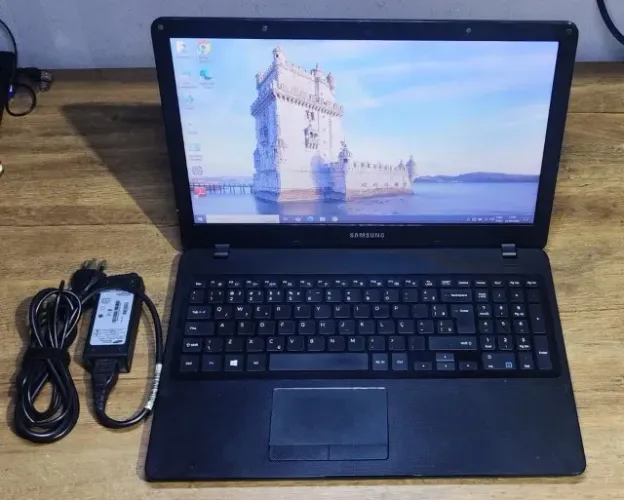 Notebook Samsung i5 7ª Ger / 8 GB Ram / 240 GB SsD / 2 GB Dedicado / 2 Hrs Bateria /15.6