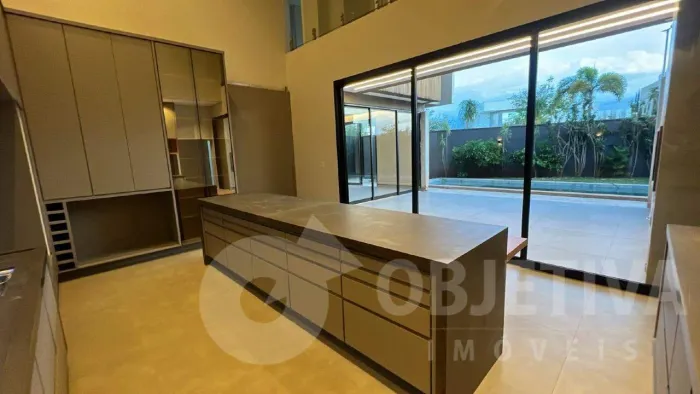 Casa de alto padrão disponível para aluguel no luxuoso condomínio Jardim Versailles em Ube