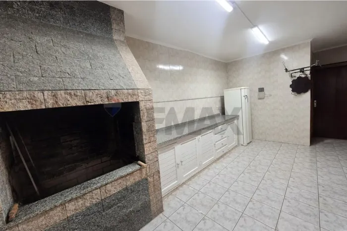 Casa à venda com churrasqueira, 4 dormitórios, suíte e 3 vagas na Vila Rezende - R$480.000
