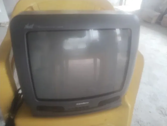 Vende-se televisão antiga 
