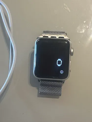 Apple Watch Series 3 de 38mm com caixa de alumínio prata e pulseira milanesa.