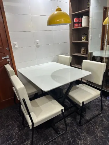 Conjunto mesa de jantar com 4 cadeiras