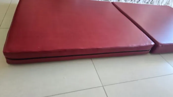 2 colchonetes com espuma grossa e confortável