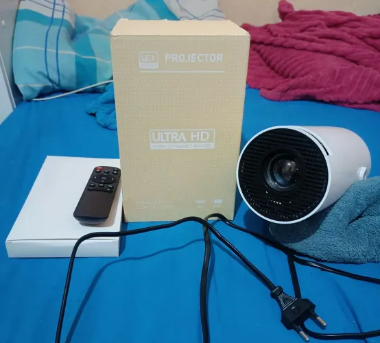 MINI PROJETOR HY300