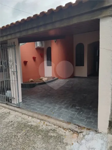 Casa térrea com banheira hidro e portão automático (Vila Jardini)