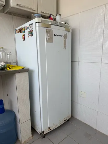 VENDE UMA GELADEIRA
