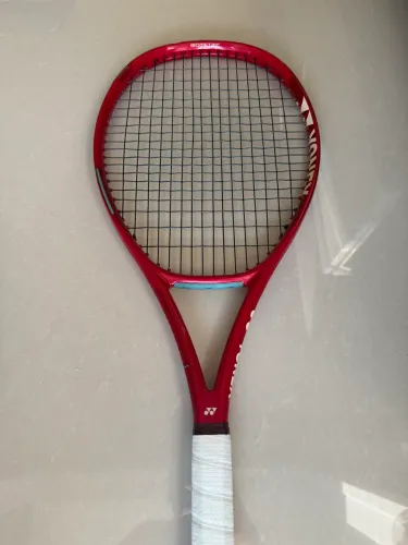 Raquete Yonex VCore 100 300g 2026. L2 - Com 7 jogos apenas 
