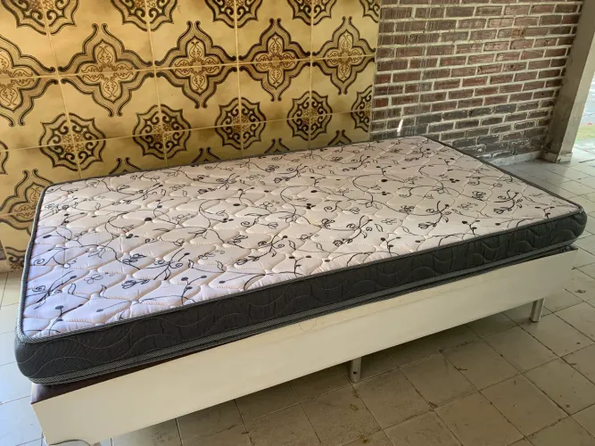 Vendo cama box de solteirão semi nova ortobom!